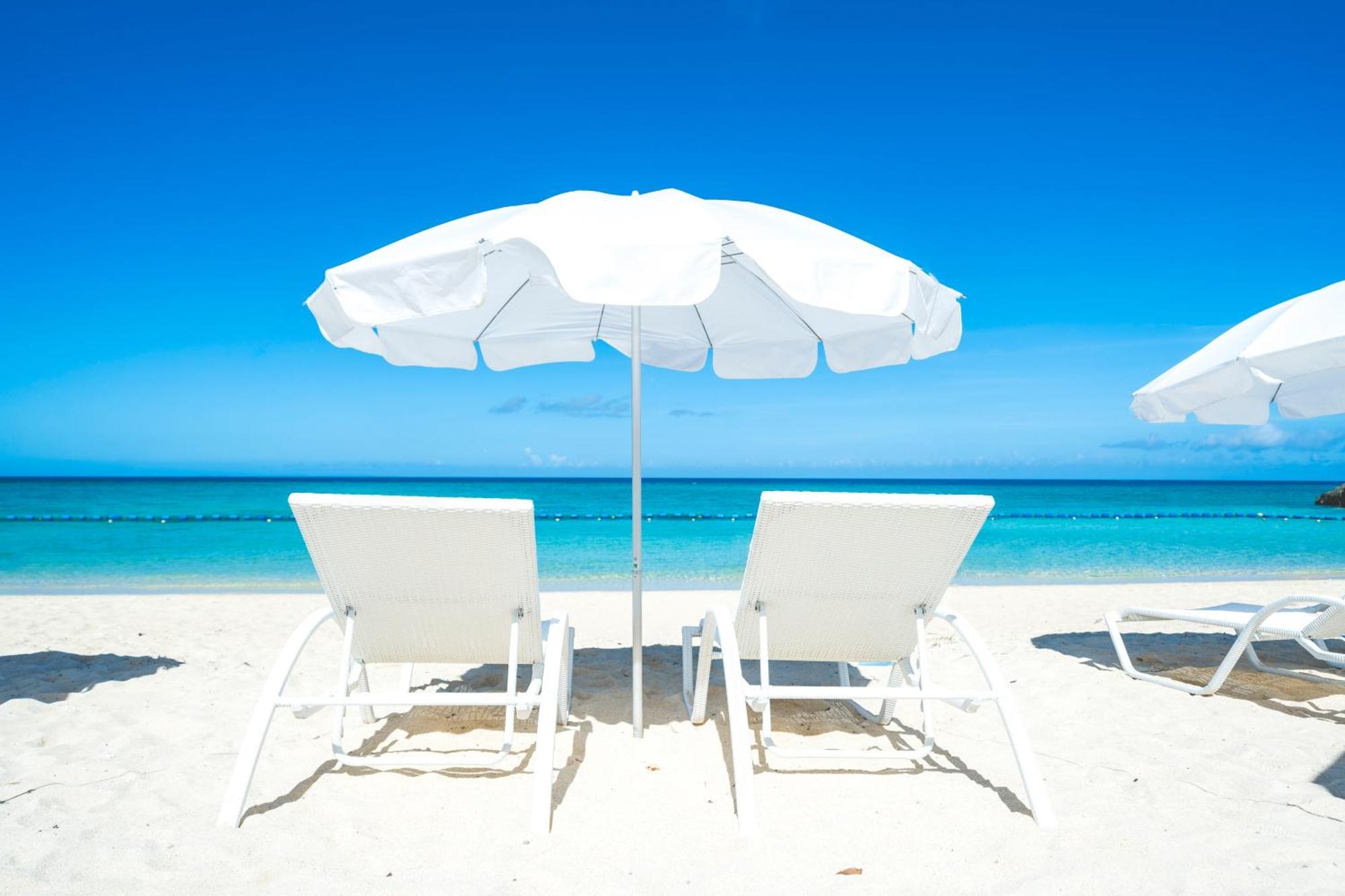 Hotel Nikko Alivila Йомитан Экстерьер фото Beach chairs and umbrella