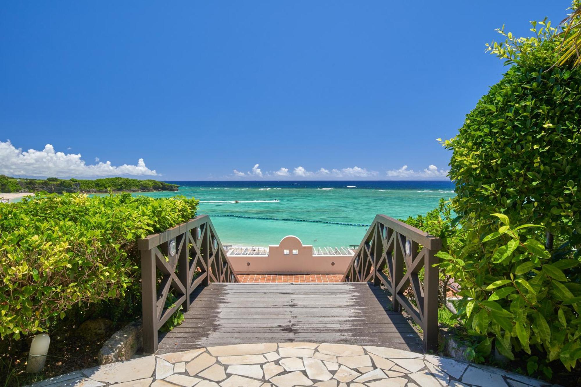 Hotel Nikko Alivila Йомитан Экстерьер фото Beach at the Grand Palladium Resort and Spa